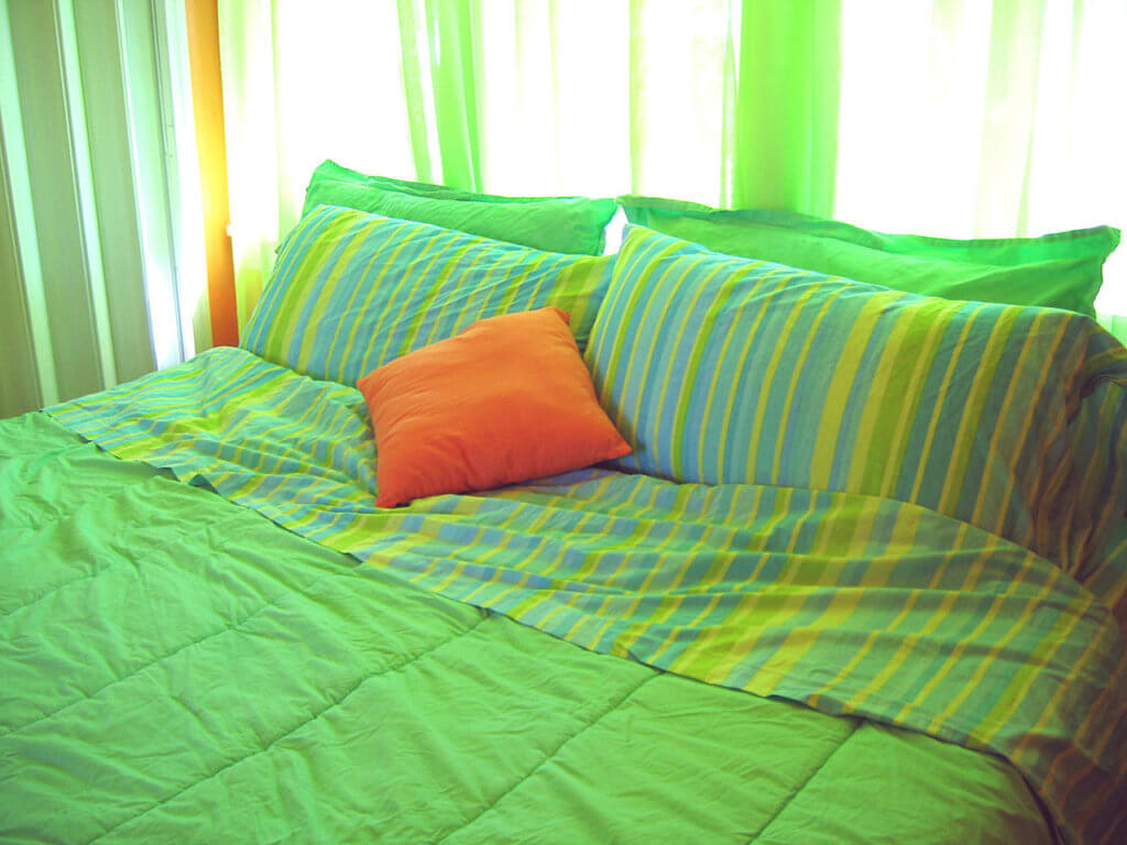 Sala naranja y verde