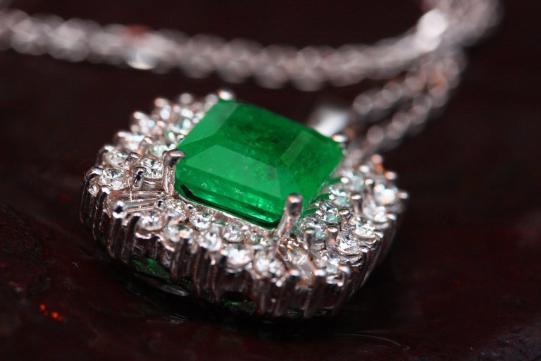 What Colors Make Emerald Green? What Two Colors Make Emerald Green