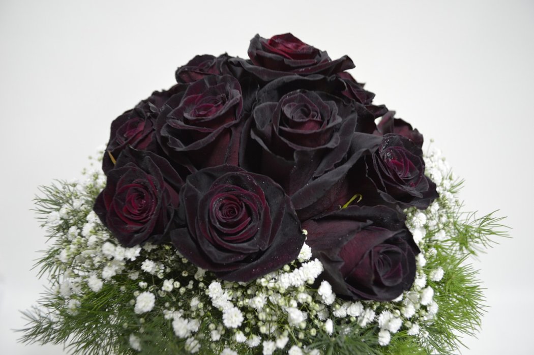 bridal-bouquet-black roses