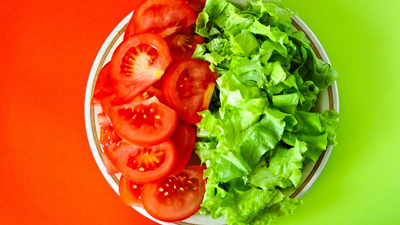 Red tomatoes with contrasting green salad color example - What is the opposite color of red